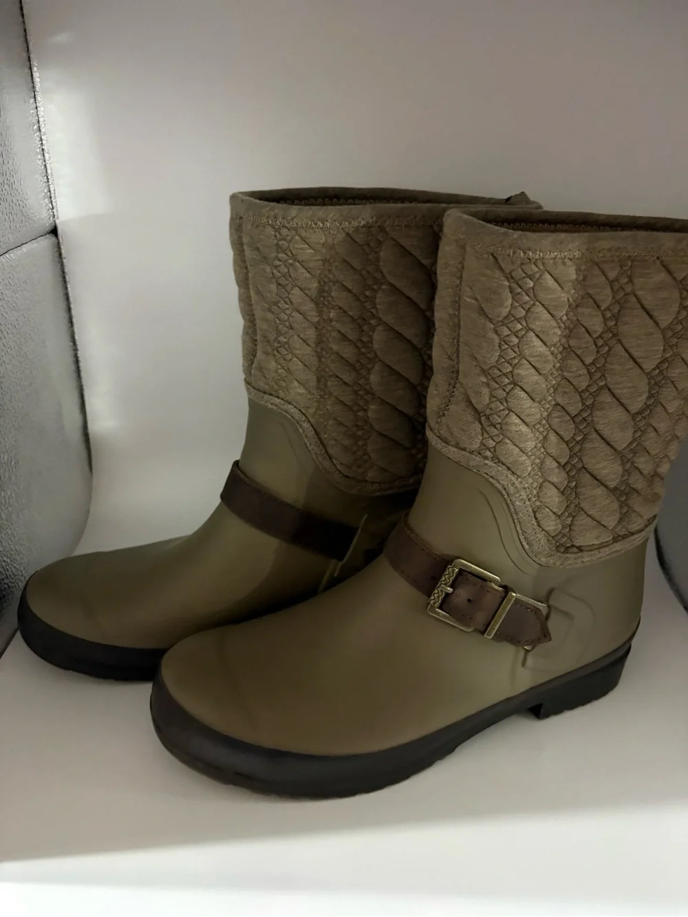 Chic Sperry Olive Colored Quilted Shaft Rain Boots with Buckle Strap Size 8